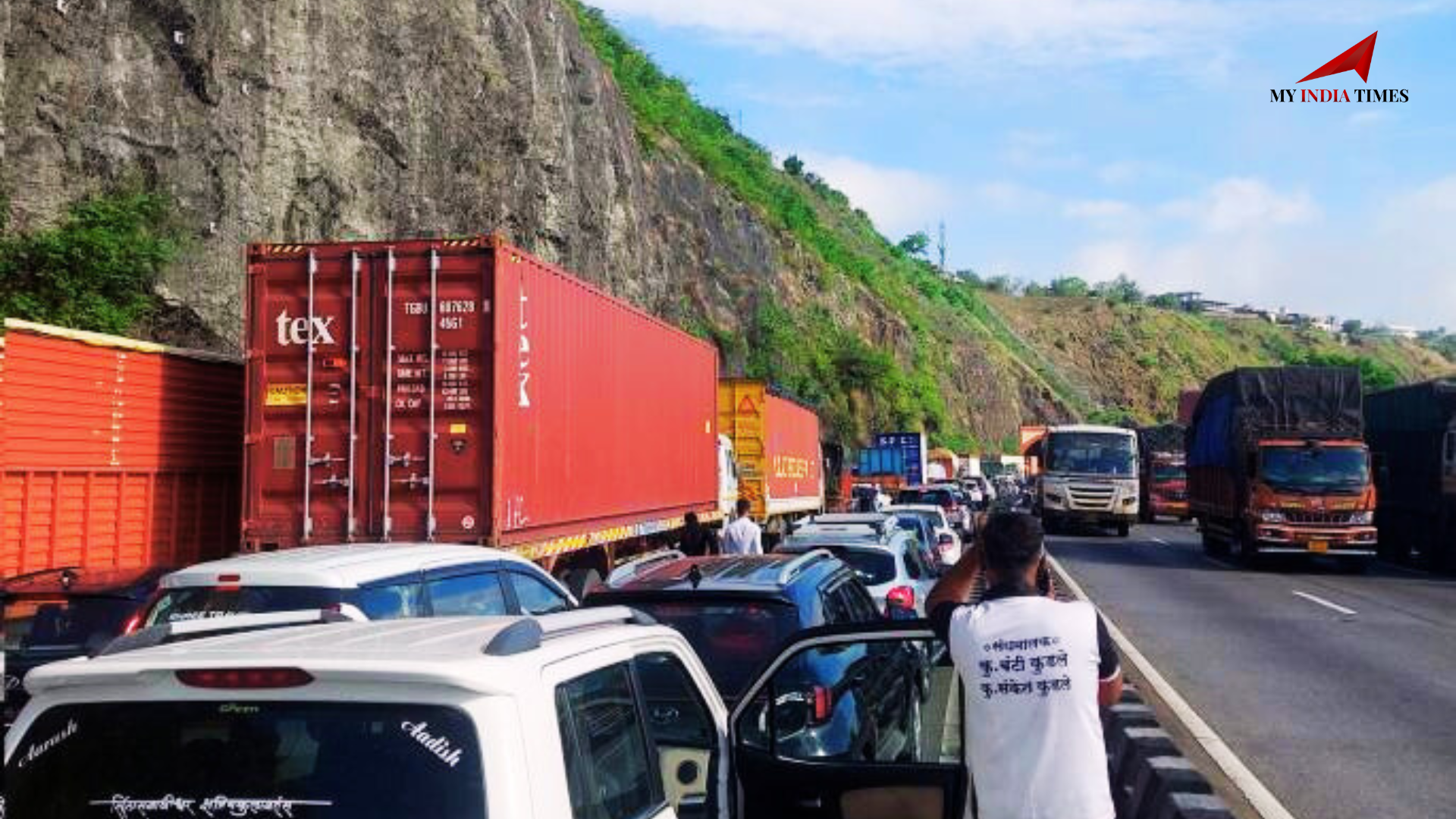 Pune-Mumbai Expressway Traffic Snarls: Heavy Congestion Due to Fog and Holiday Rush